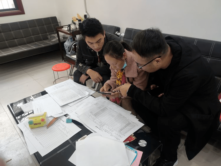 人口普查几个工作人员_人口普查人员照片(3)