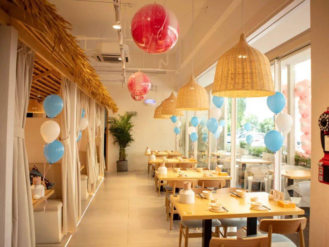 服装|这个崇明人，卖服装、开饭店、搞设计，都是“第一”