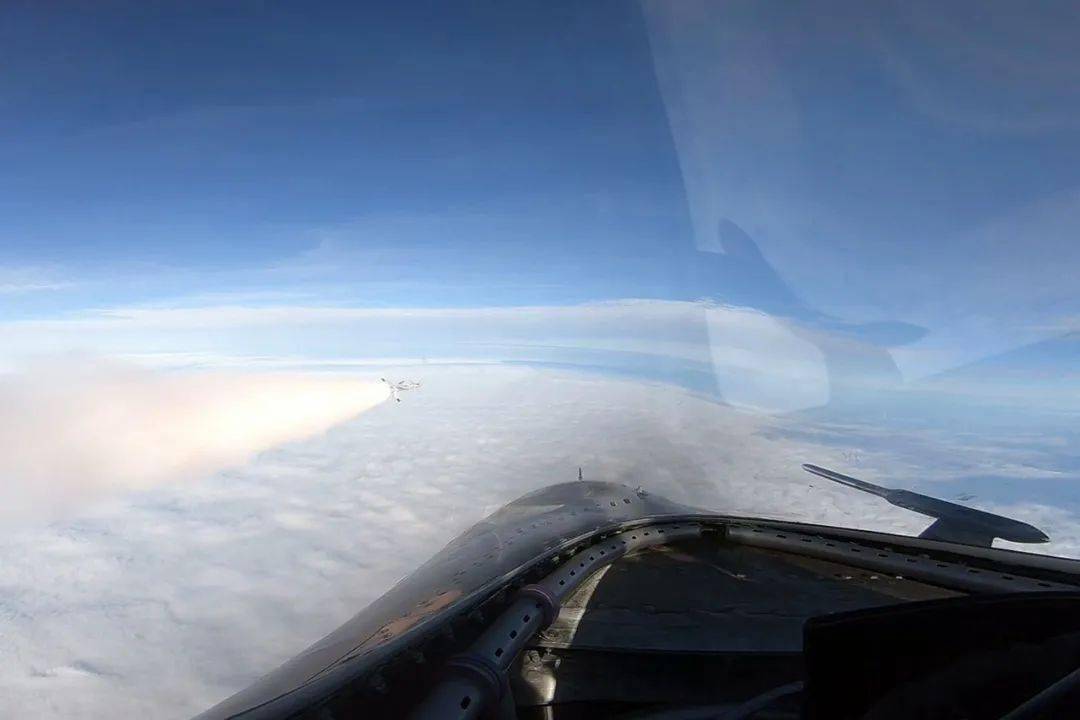 海军航空兵在南海海域组织大规模导弹实射!