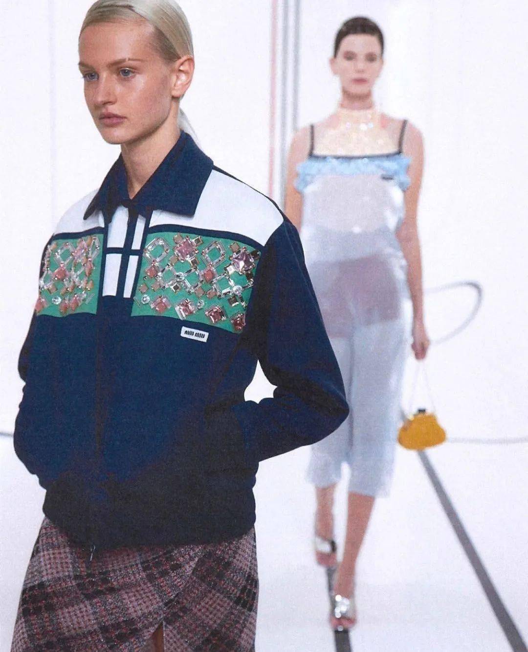 宝藏|想和虞书欣一样做个宝藏女孩，首先得有一件同款宝石衣啊！