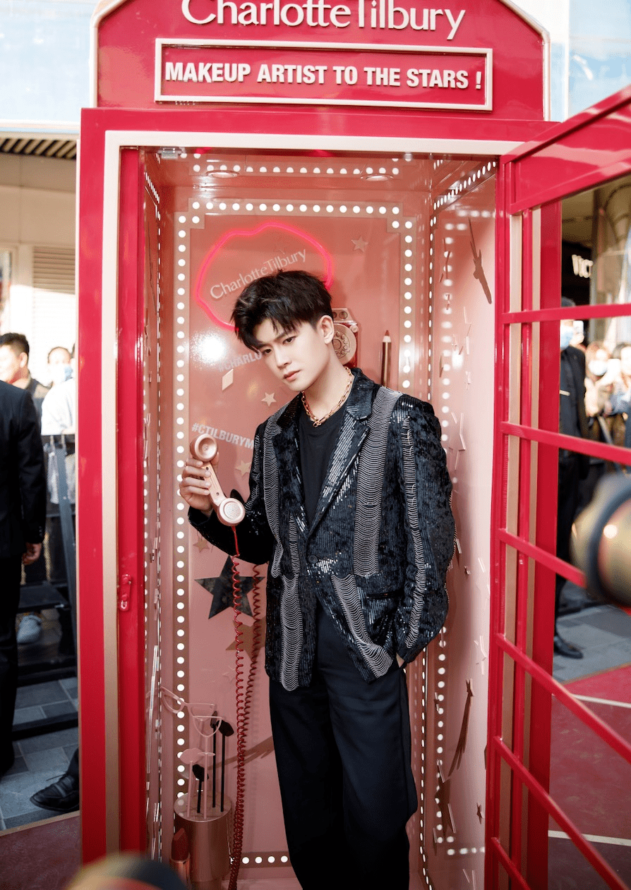 大招|为打破秋冬沉闷，爱豆们发出哪些「妆容大招」？