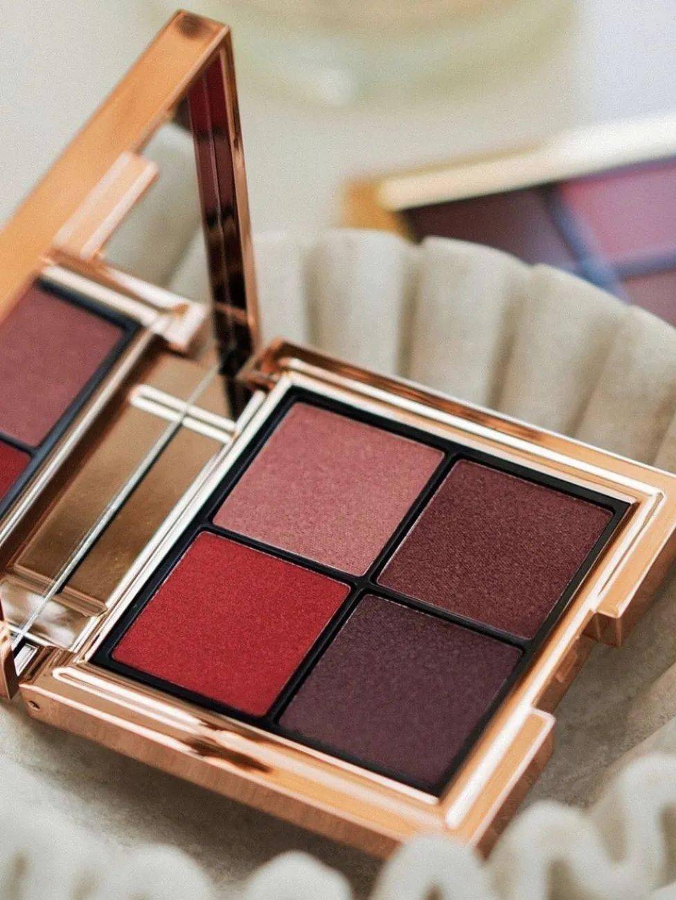 大招|为打破秋冬沉闷，爱豆们发出哪些「妆容大招」？