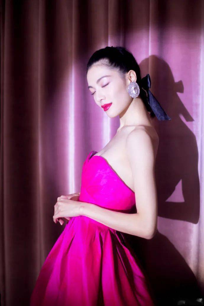 攻略|钟楚曦的美背“杀”到我了！攻略快安排一下！