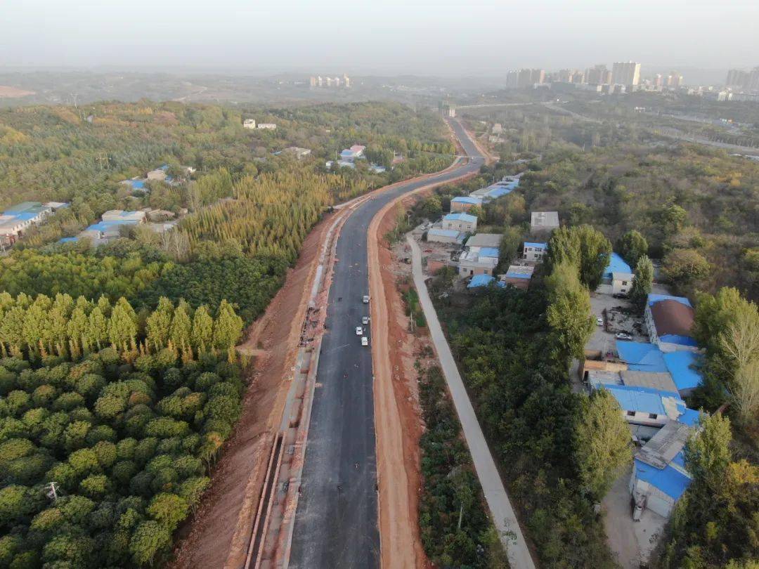 10月21日,在我县 龙泉新城三条新建道路施工现场,记者看到,大部分