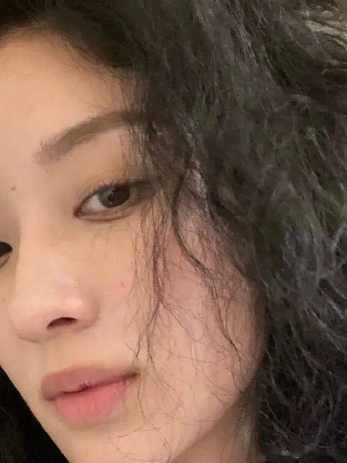 宋妍霏|孟美岐宋妍霏不费吹灰之力的港风妆，看着简单却这么高级？