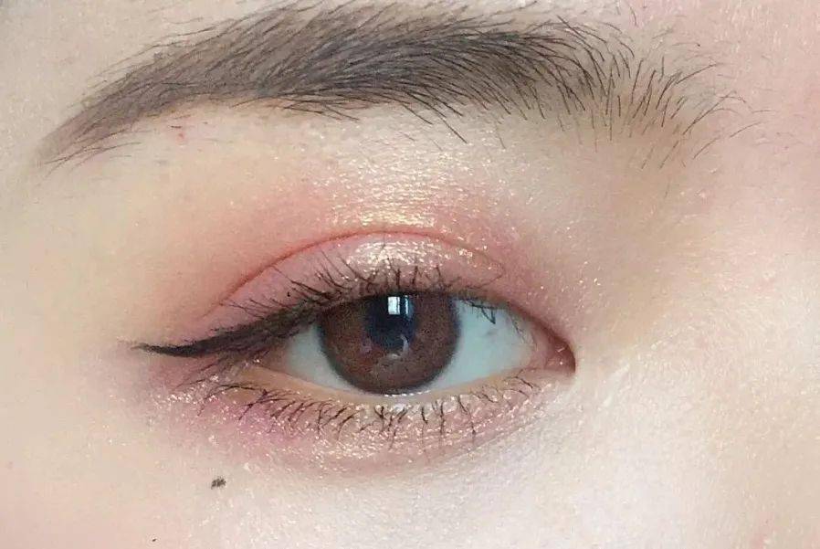 眼影|快速完妆零技巧，1分钟搞定眼影~！