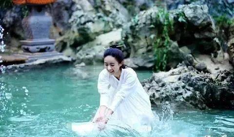 在趟水过程中, 型性格的花千骨为什么会开心嬉笑忘我的玩起了水,这是