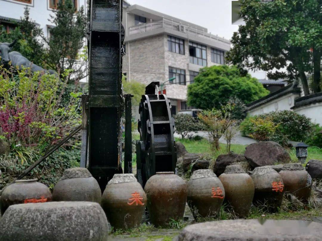 何允辉 在回到村里十二年七个月零三天之后_何斯路