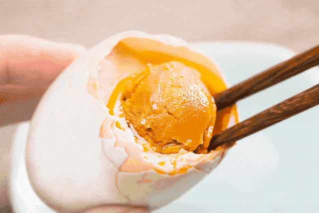 海鸭蛋怎么煎好吃 15f5abb77d6b4d81b464932588948eeb.gif