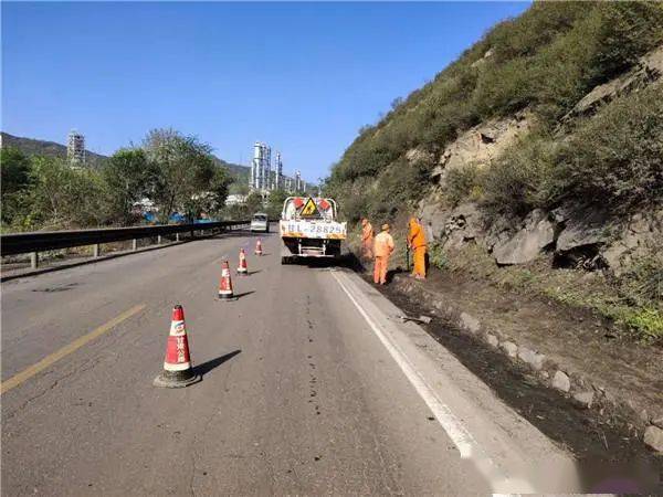 甘肃华亭公路段"三聚焦"加强秋冬公路养护