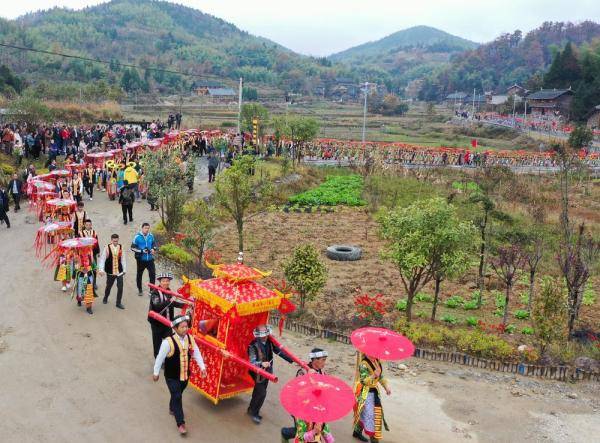 这是10月26日在湖南省邵阳市隆回县虎形山瑶族乡崇木凼村拍摄的集体