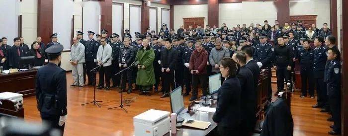 打掉涉黑组织8个滕州这个17人被送上审判台这年月江湖可不那么好混的