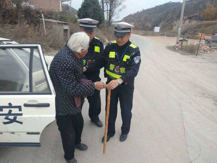 路遇九旬老人求助 经开交警暖心护送
