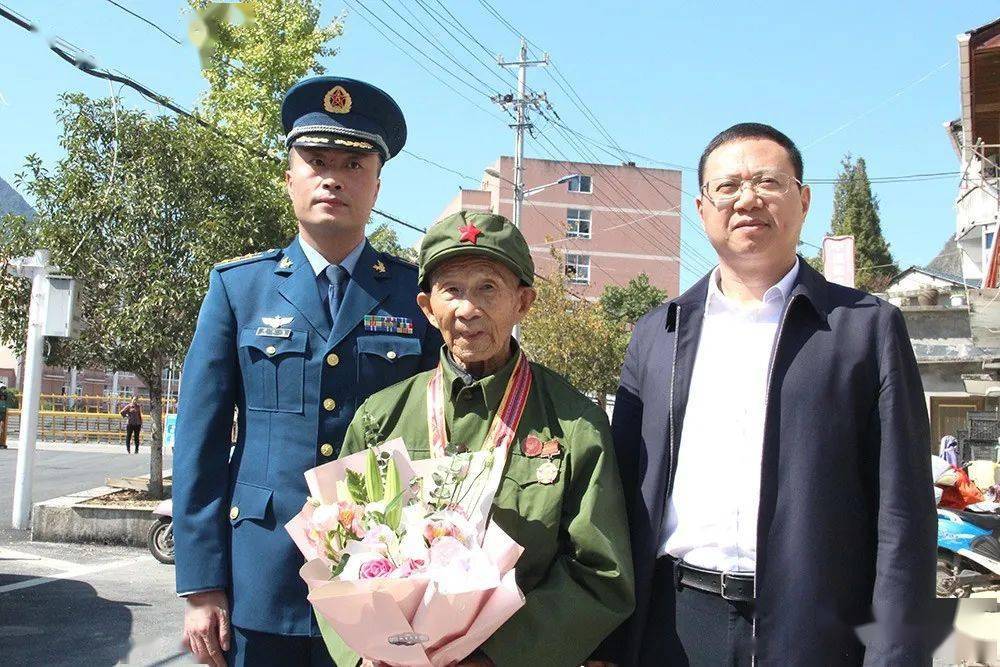 向英雄学习向英雄致敬胡献如为老战士颁发抗美援朝出国作战七十周年