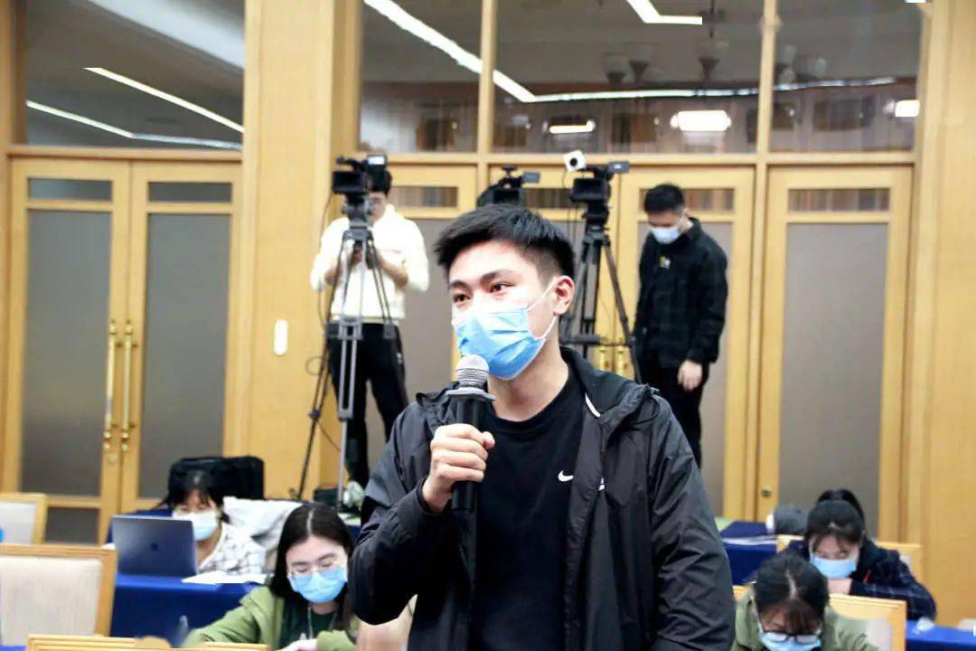 疫情使苏州gdp增长更快吗_苏州机动车增长图(2)