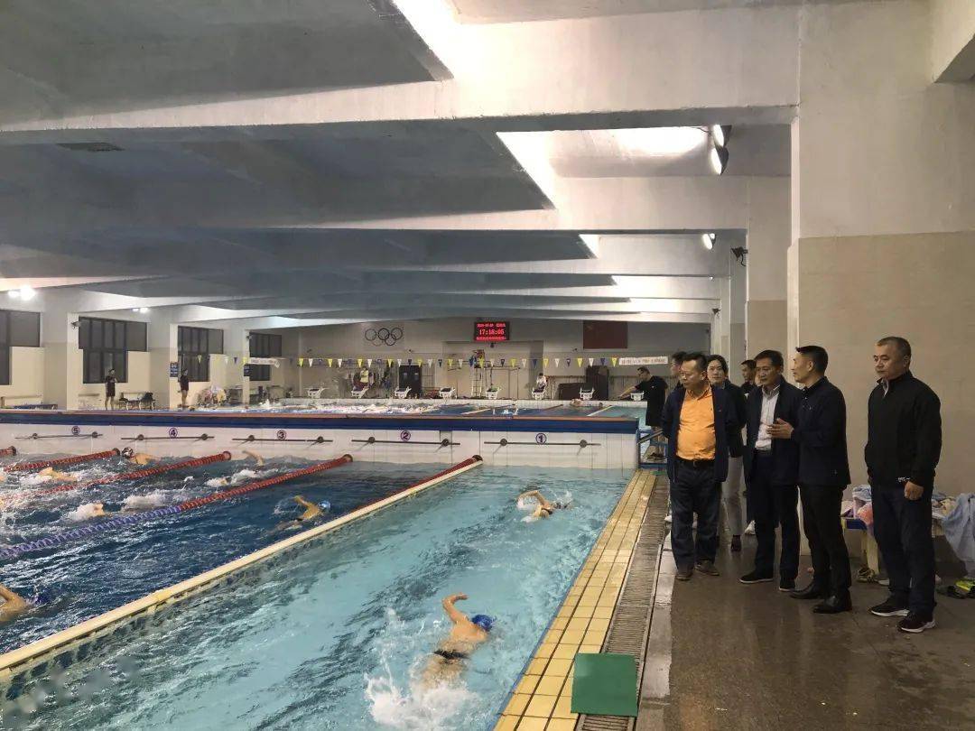 座谈会结束后,市体育局一行现场观摩学习了杭州市陈经纶体育学校游泳