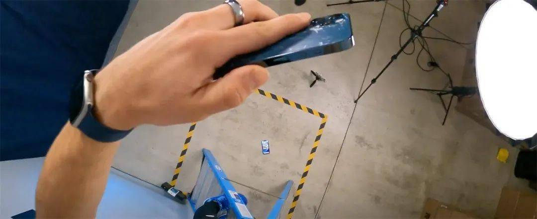 多高扔下去才会碎？iPhone 12 Pro缺点列表