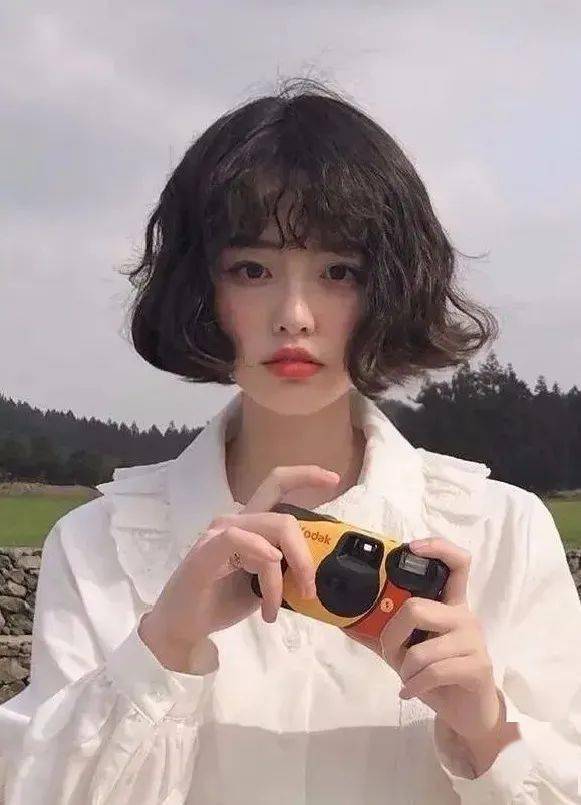 除了甜美的短发发型还有本季非常流行 鱼尾卷短发,灵动个性,时髦程度
