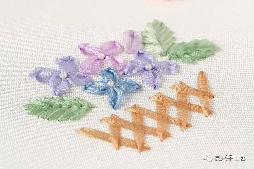 教程|丝带绣 | 奥斯汀玫瑰的绣法教程！（附:13种丝带、7种入门针法详细教程）