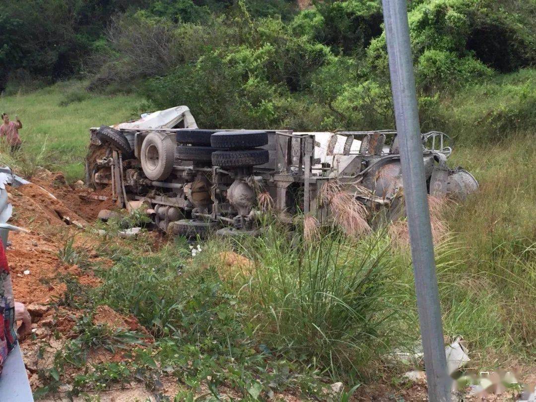 大单石埇至清湖公路某路段客车与搅拌车相撞翻车现场惨烈