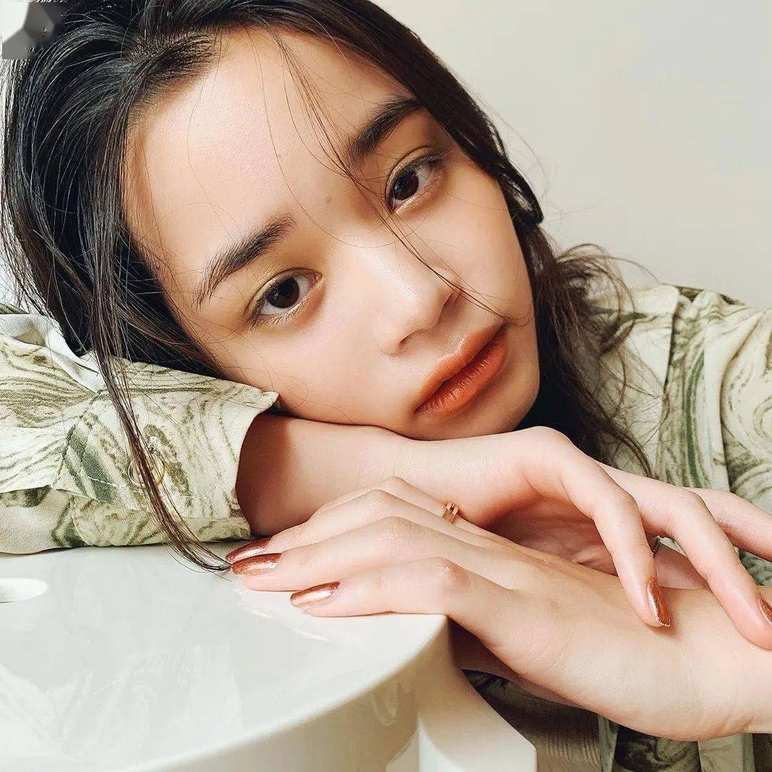 涂谁|足以让你时髦整个秋冬的棕色唇，谁涂谁好看