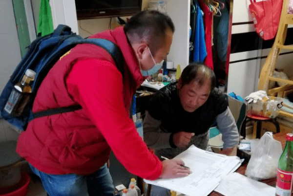 疫情中的人口普查员_疫情火车站人口图片(3)