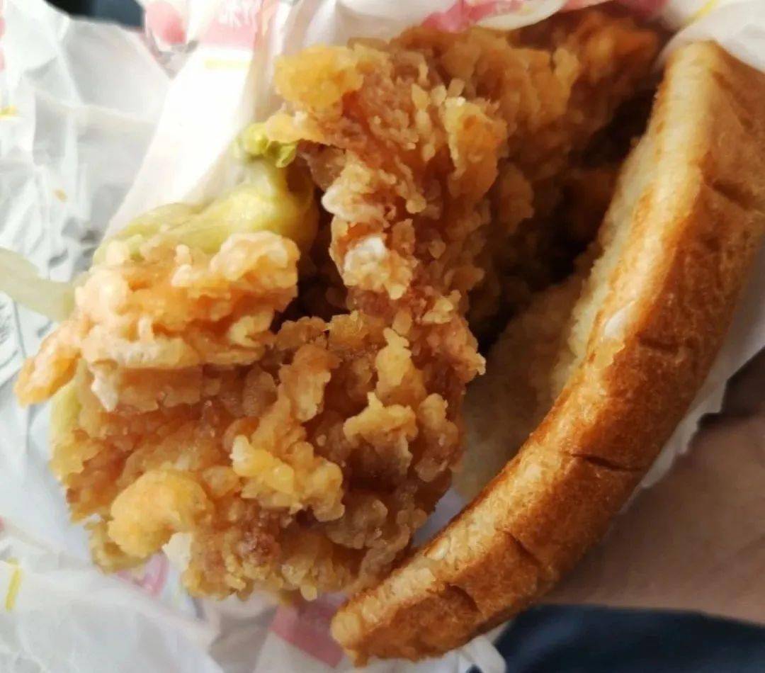 网曝华莱士万达店的外卖汉堡不新鲜