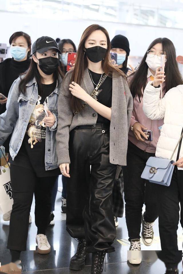 孟佳现身机场穿灰色针织开衫搭配皮裤长发飘飘很有少女感