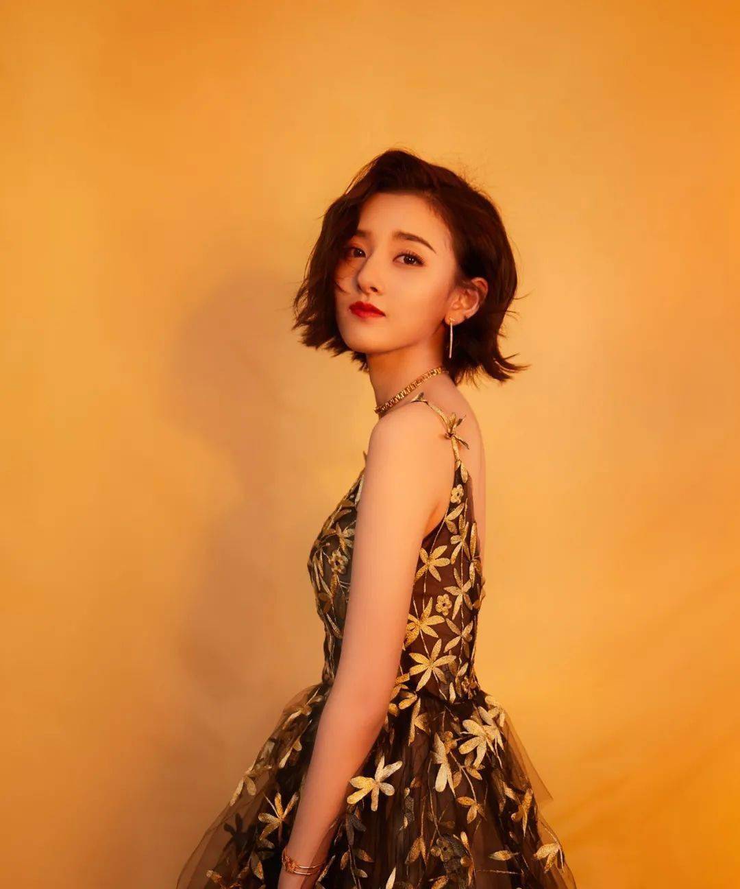 短发|倪妮的新发型太美了！技术分析：什么样的人适合港风短发？