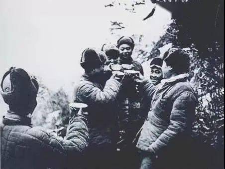 当志愿军老兵尝到现在的军粮这一幕看哭无数人