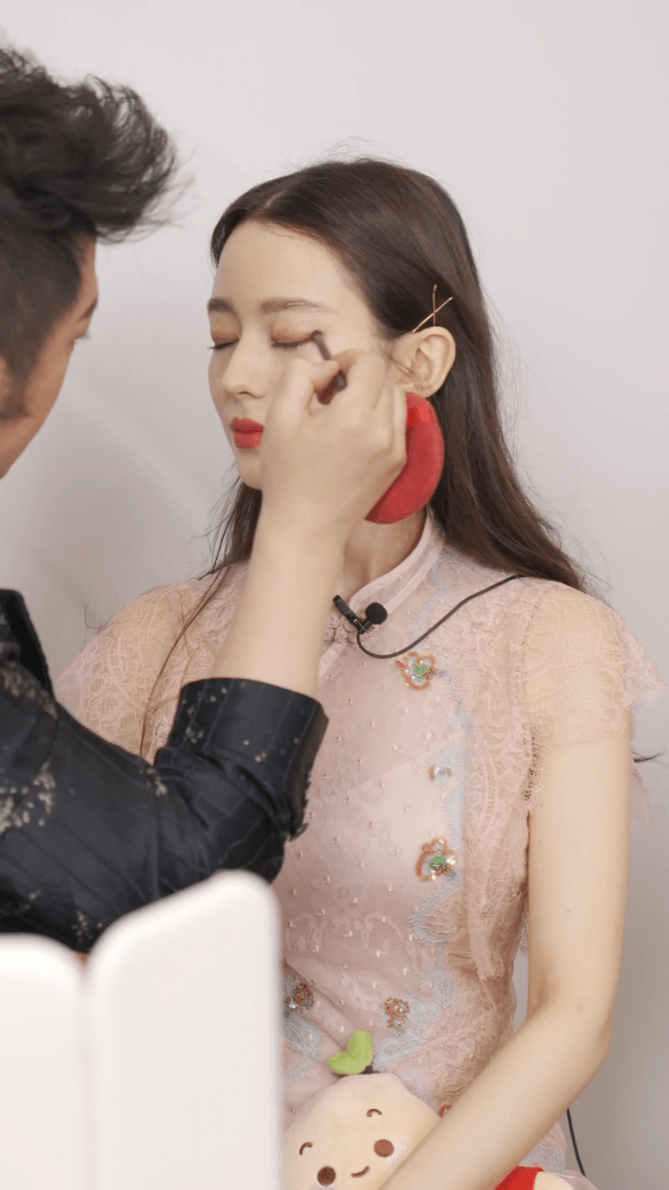 钟楚曦|罗云熙和钟楚曦给我按头安利，COSMO美容大奖种的草一望无际