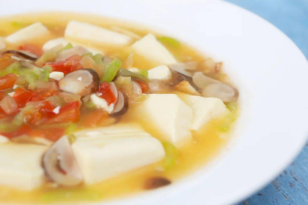内酯豆腐,草菇,榨菜 内酯豆腐很嫩,想要完整取出来需要有点技巧:把