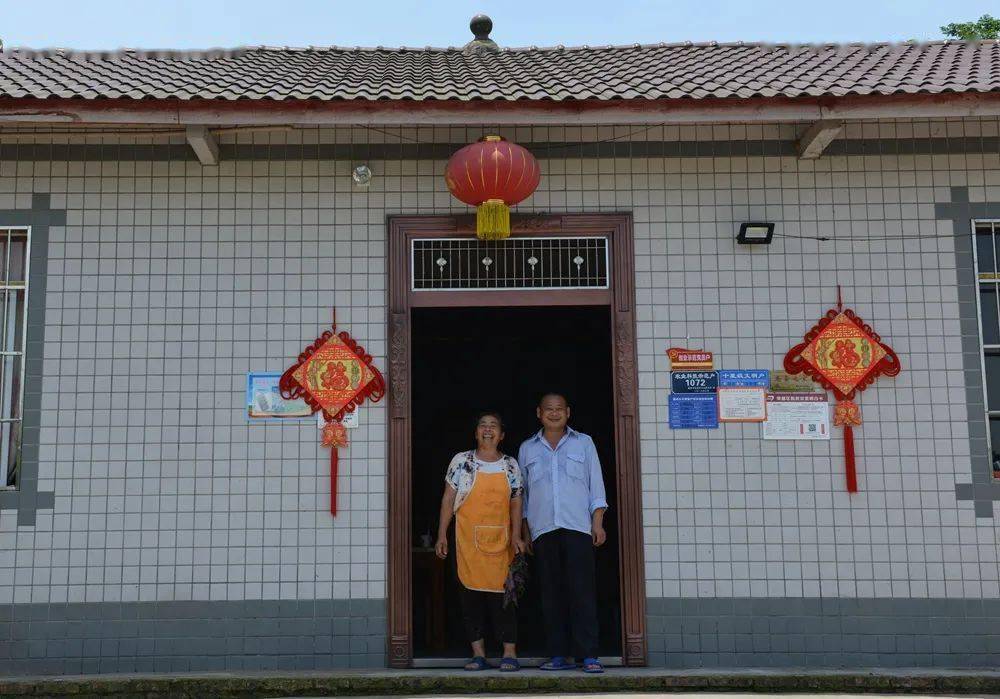 《喜悦》荣昌区直升镇荣升社区贫困戶石申富脱贫后搬进新居.