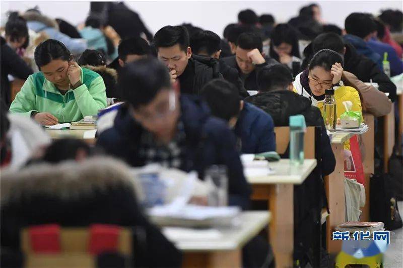 高三|不起床就扣分，大学还要过成高三？