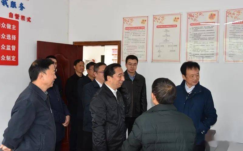 王天福一行在荥经县新添镇庙岗村调研人大代表参与基层治理工作