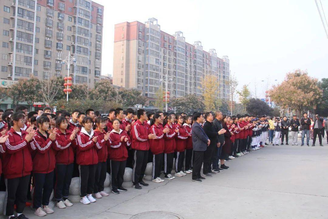 中心在辉县市二中隆重举行了"全国软式棒垒球实验学校"揭牌授牌仪式