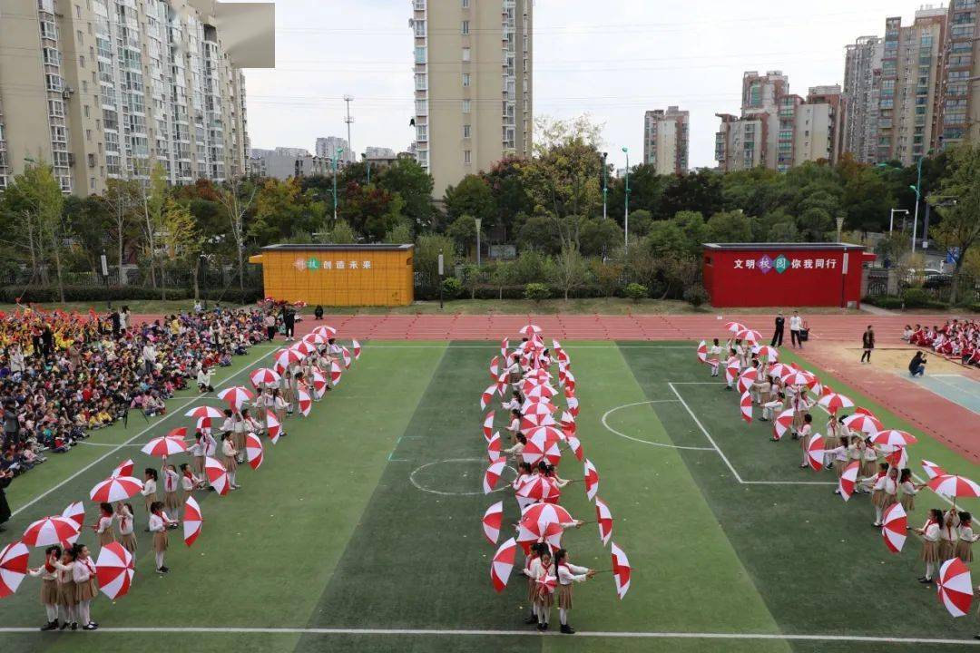 伞舞《我爱你,中国》队形变幻多样,舞姿优美生动,"五环"的造型寓意更