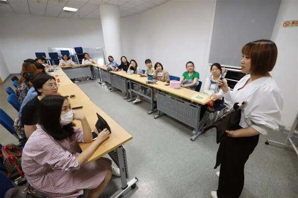 小观|一夜之间300人报名，上了热搜！上海这家夜校为何会火？了解后小观也想去报名→