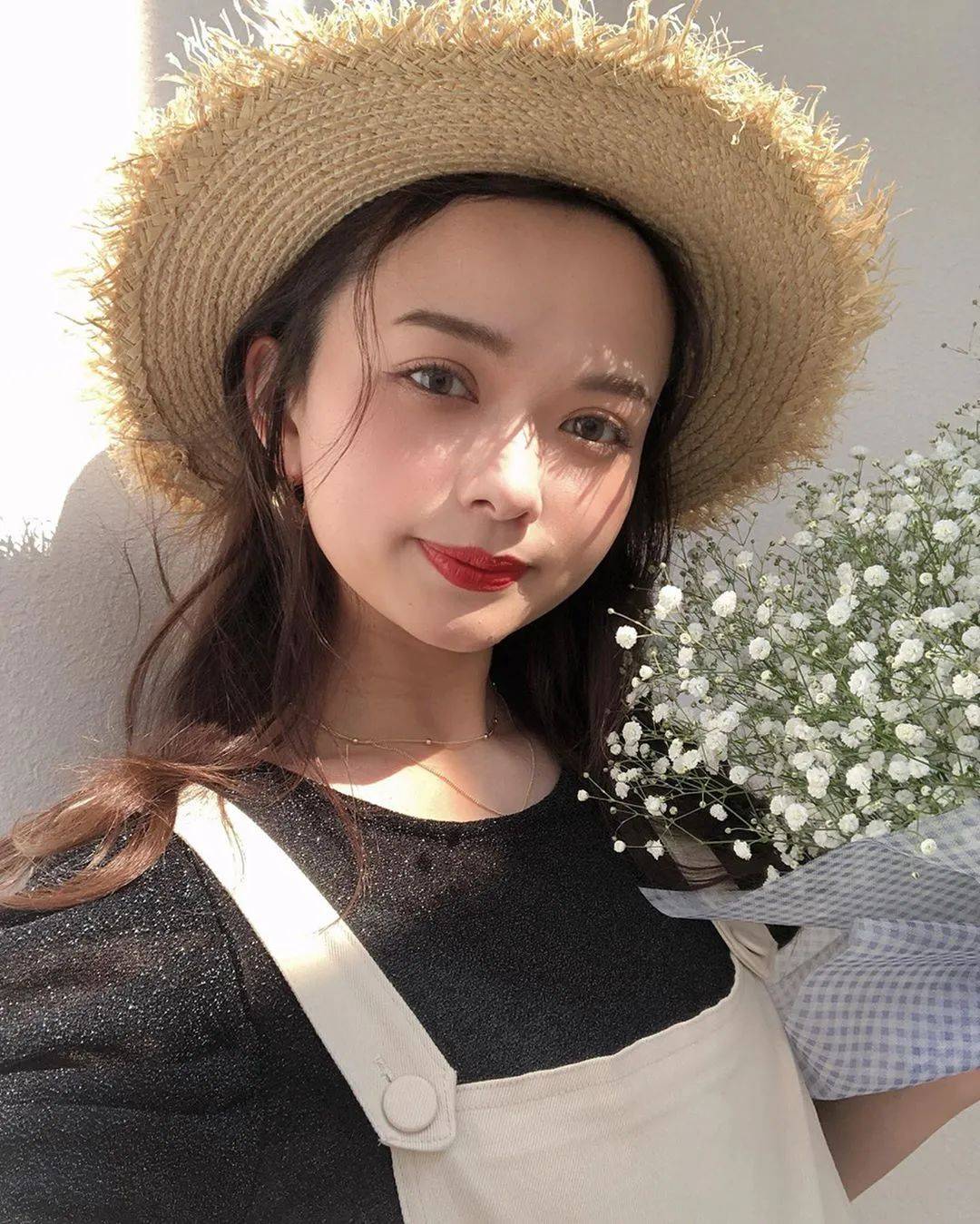 法式卷发结合了羊毛卷和大波浪的优点,自然蓬松 造型感.