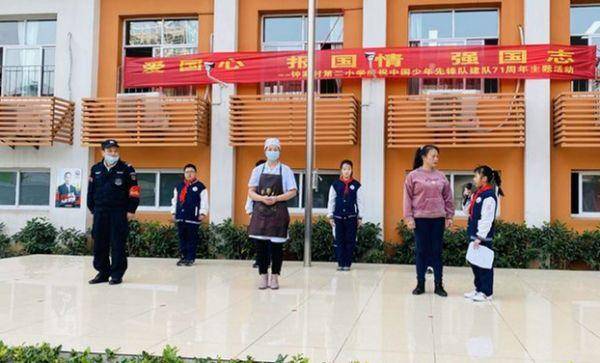 食堂|升旗仪式上，学校将保安保洁食堂师傅请上主席台