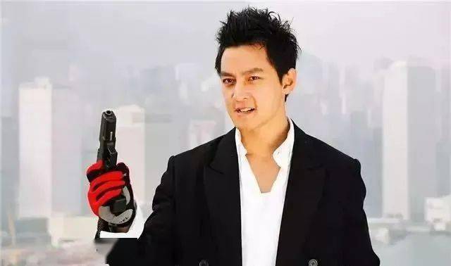 (《新警察故事》中的吴彦祖,演的反派把邪魅狂狷表现得淋漓尽致)