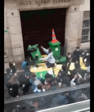 巴黎高中生示威反对开学 堆垃圾桶堵校门 警方现