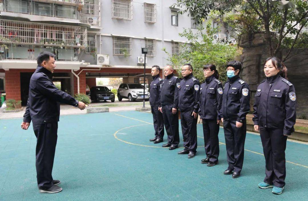 并针对手铐,警绳,警棍使用方法以及擒敌拳,擒敌技能的理论学习和实战