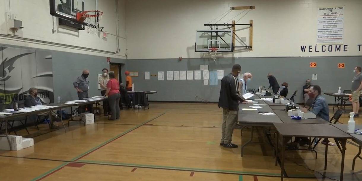 我在现场投票，拒绝了党派志愿者的“好意”