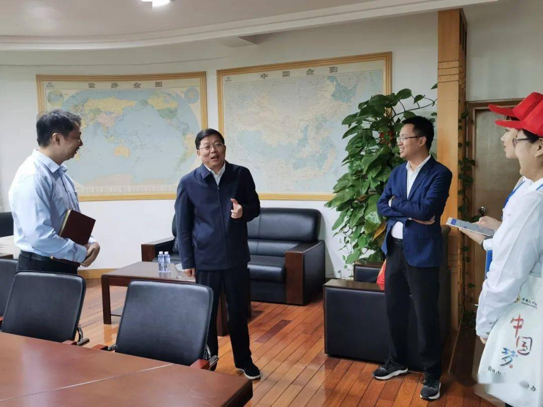 区领导参加人口普查登记(3)