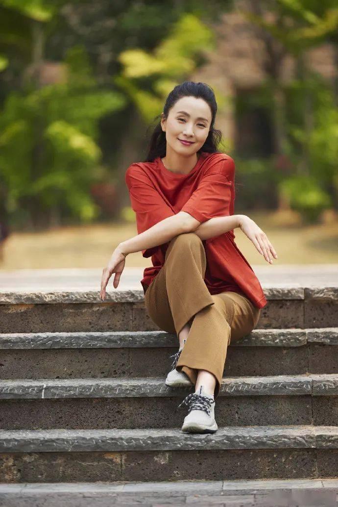 肌肤|小陶虹的优雅，上到眉眼下到指尖