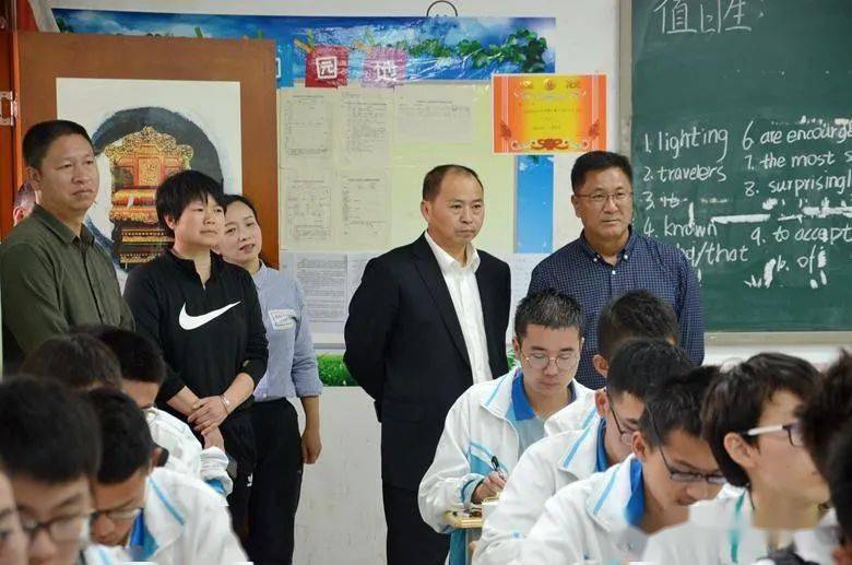 澄江市长率队考察建水实验中学