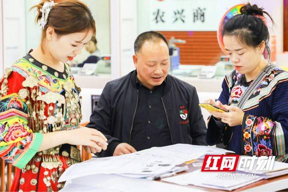 支行|湘西这家银行员工身穿苗装上岗 体现民族特色
