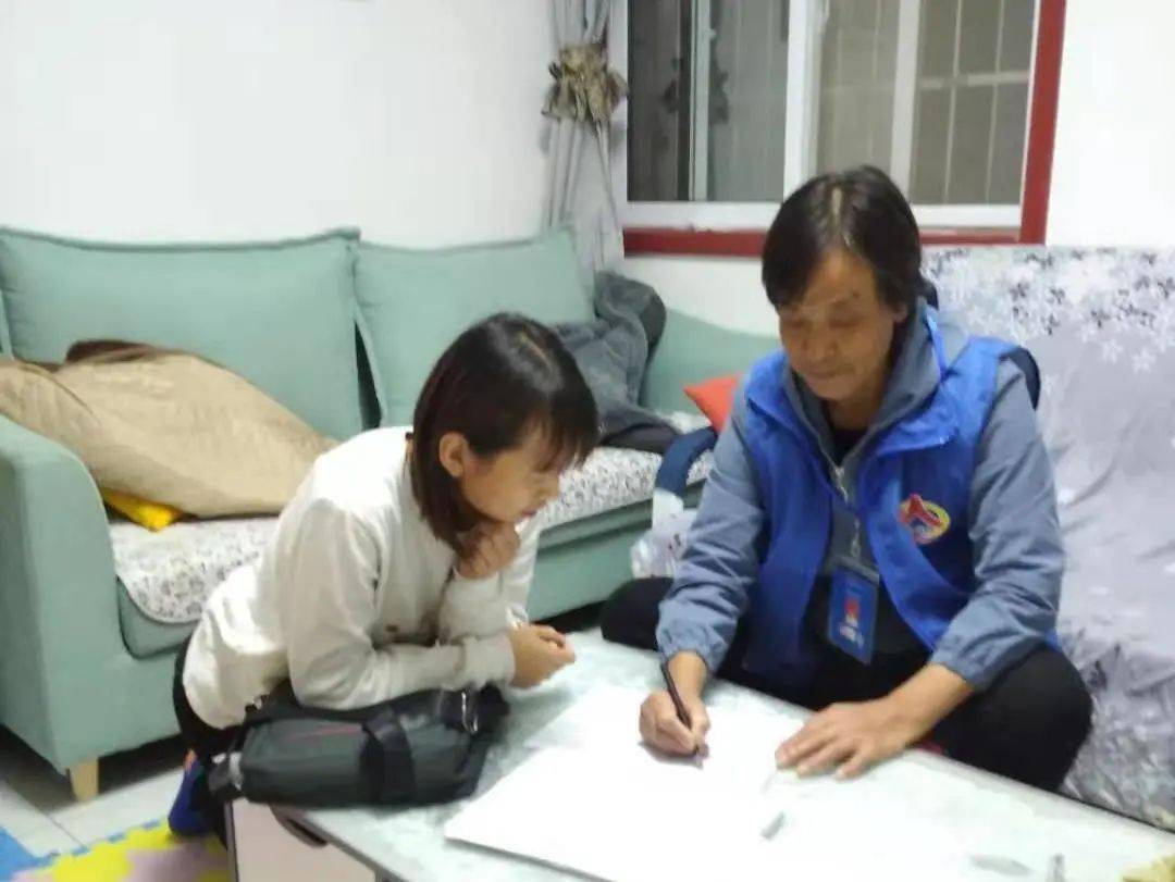 疫情中的人口普查员_疫情火车站人口图片
