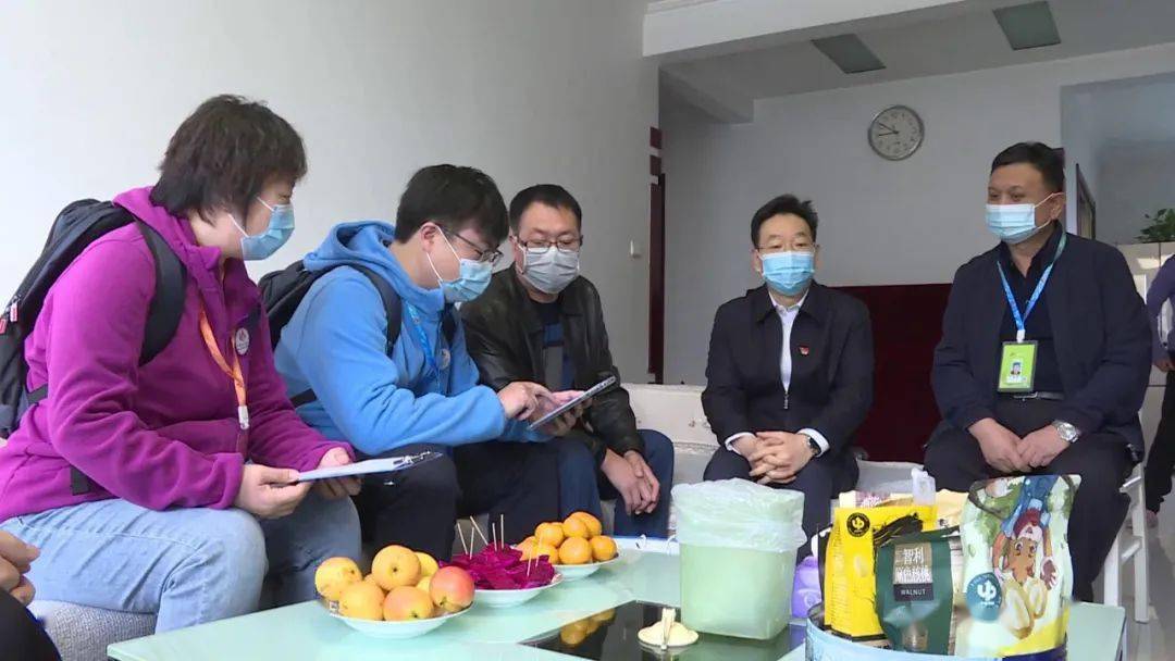 区领导参加人口普查登记(2)